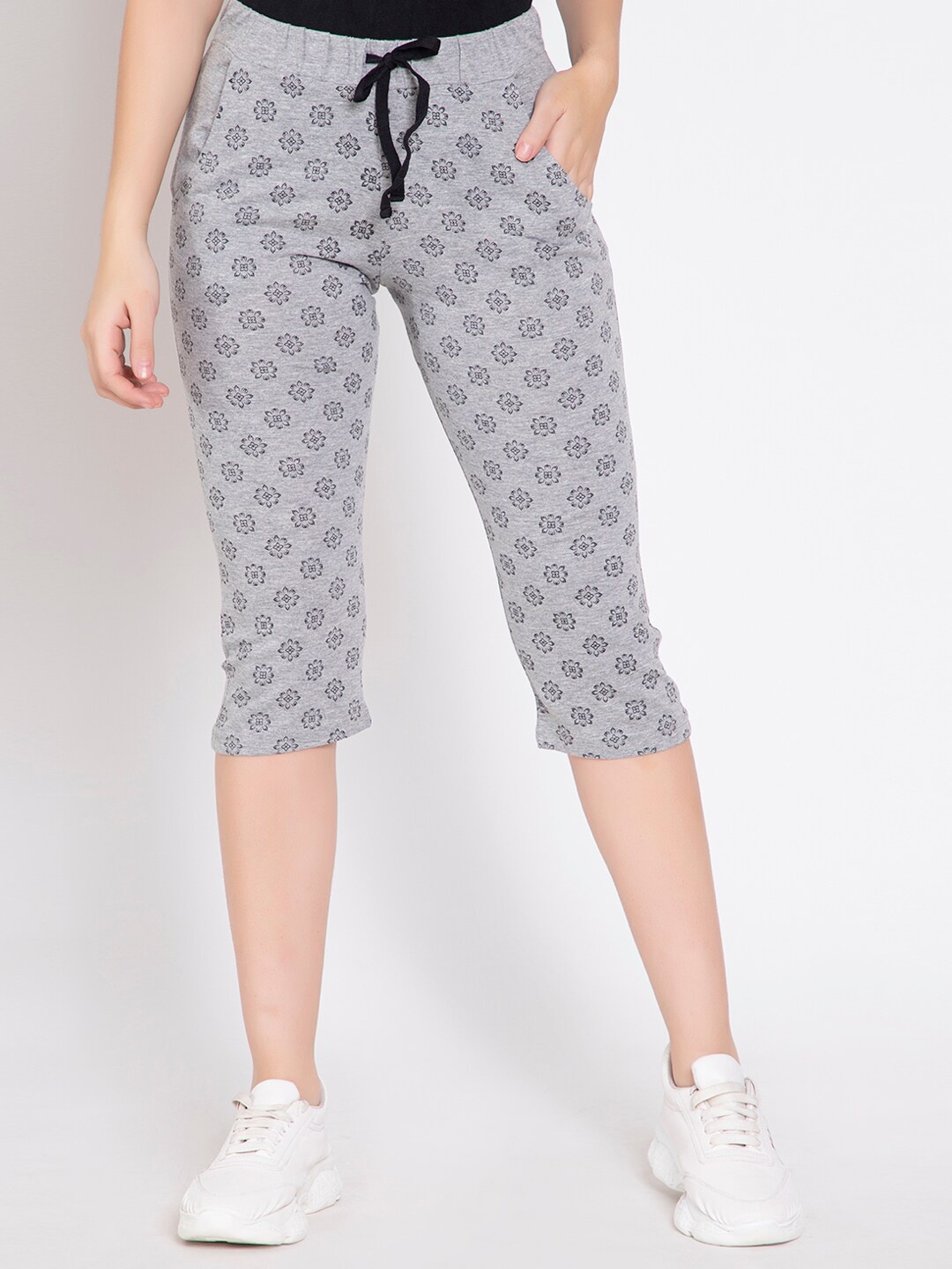 

FEMEA Women Grey & Black Printed Slim Fit Capris