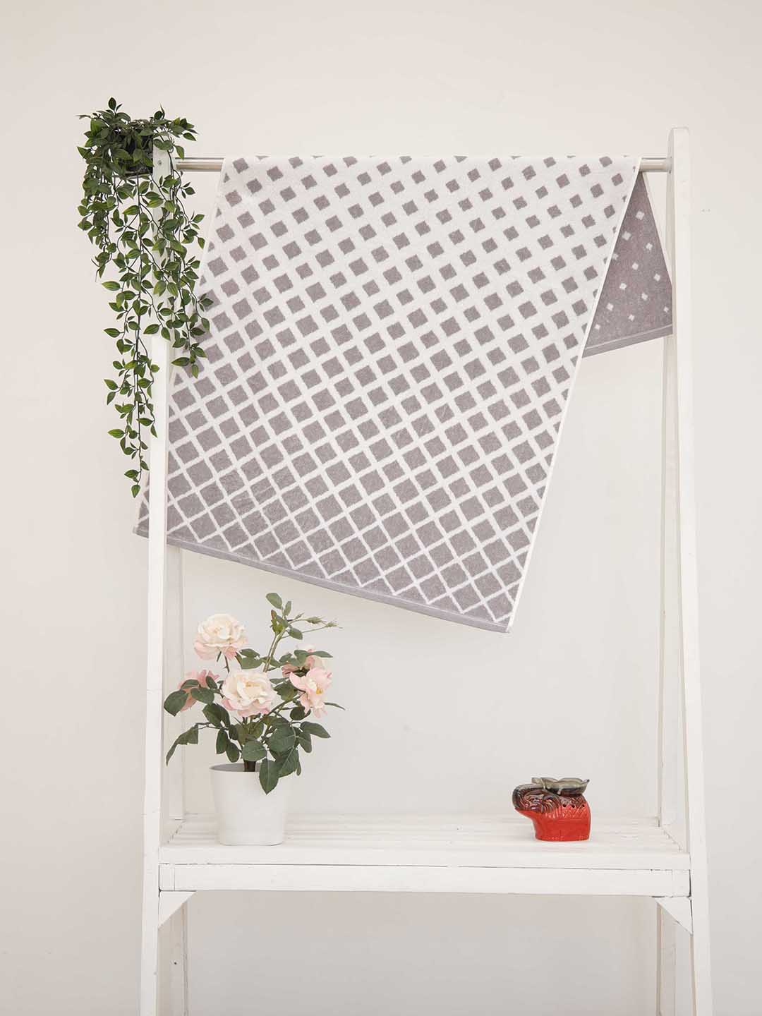 

Ariana White & Grey Printed 600 GSM Cotton Bath Reversible Towel