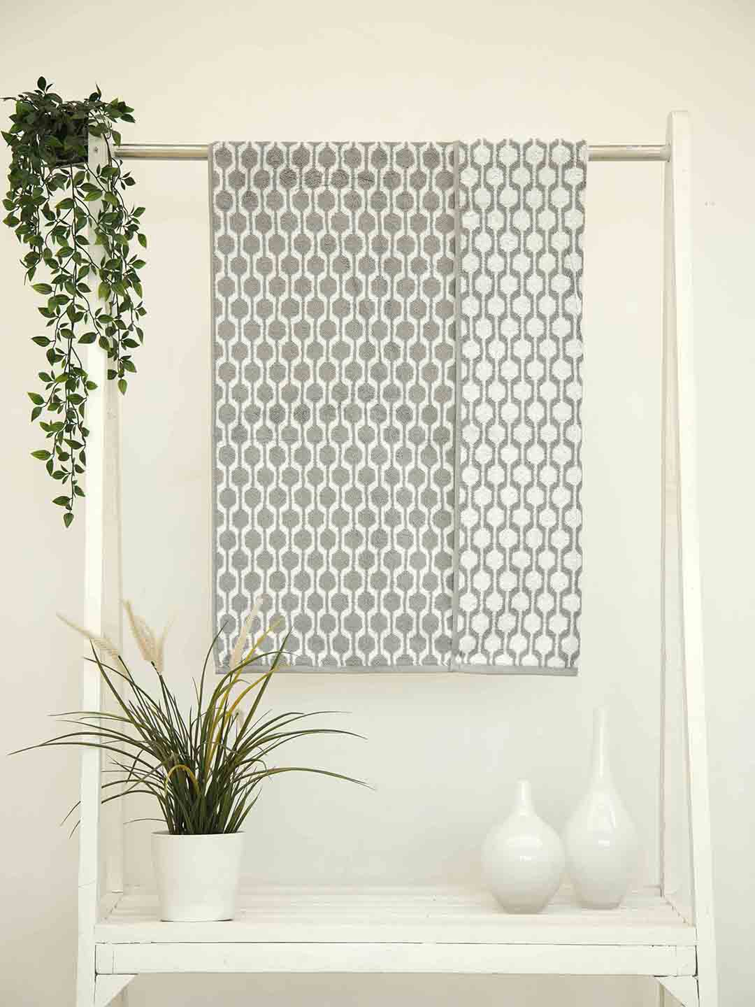 

Ariana Grey & White Self-Design 600 GSM Cotton Majestic Reversible Bath Towel