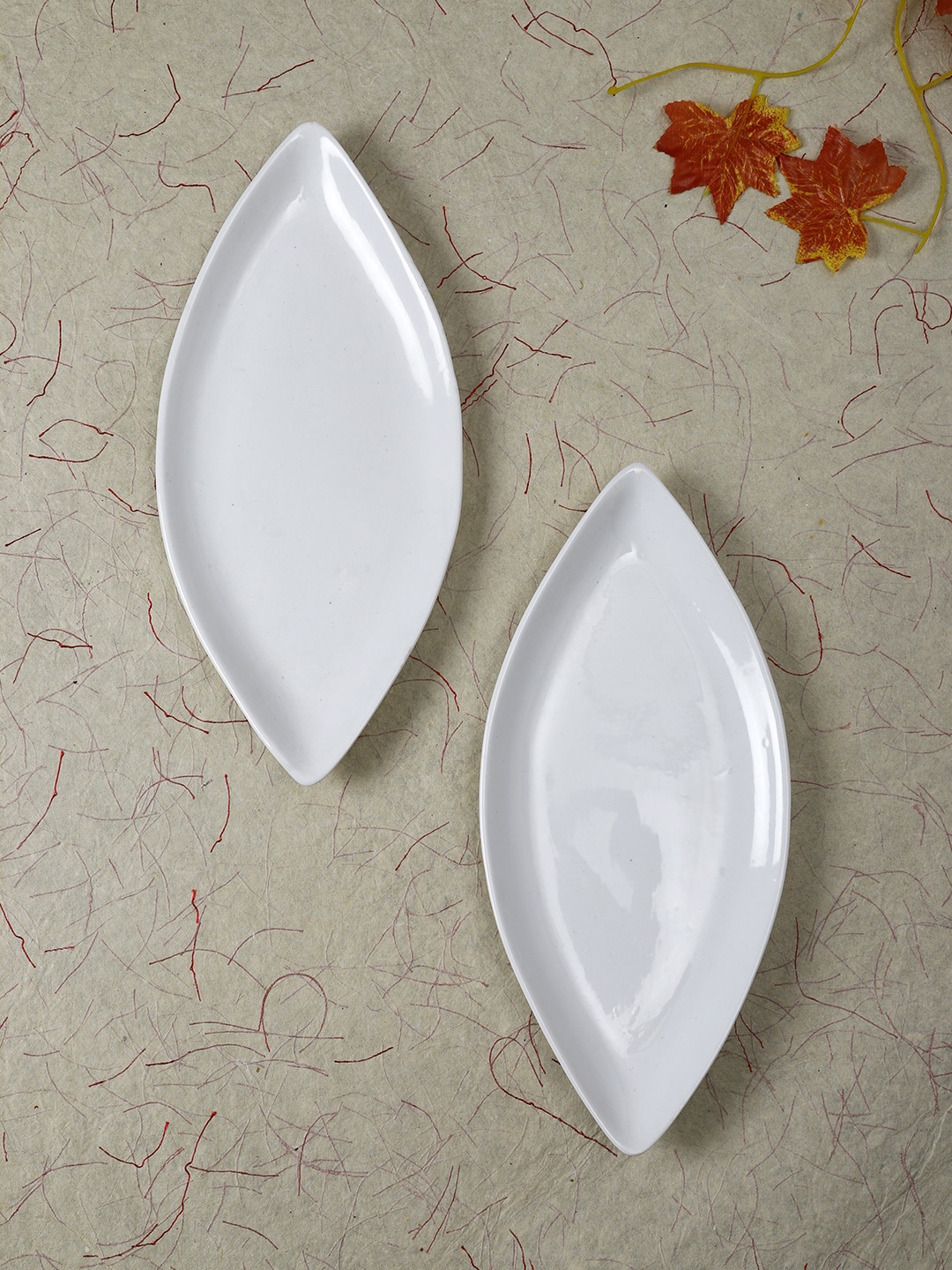 

Aapno Rajasthan White Set of 2 Petal Shaped Serving Trays