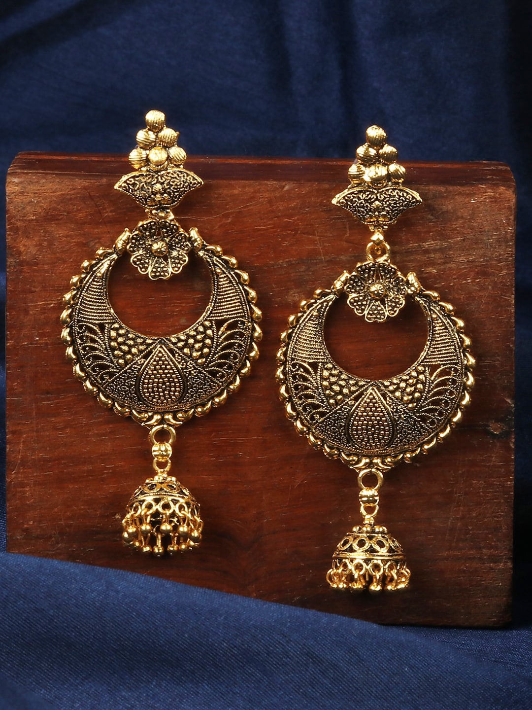 

ANIKAS CREATION Gold-Plated Circular Chandbalis Earrings