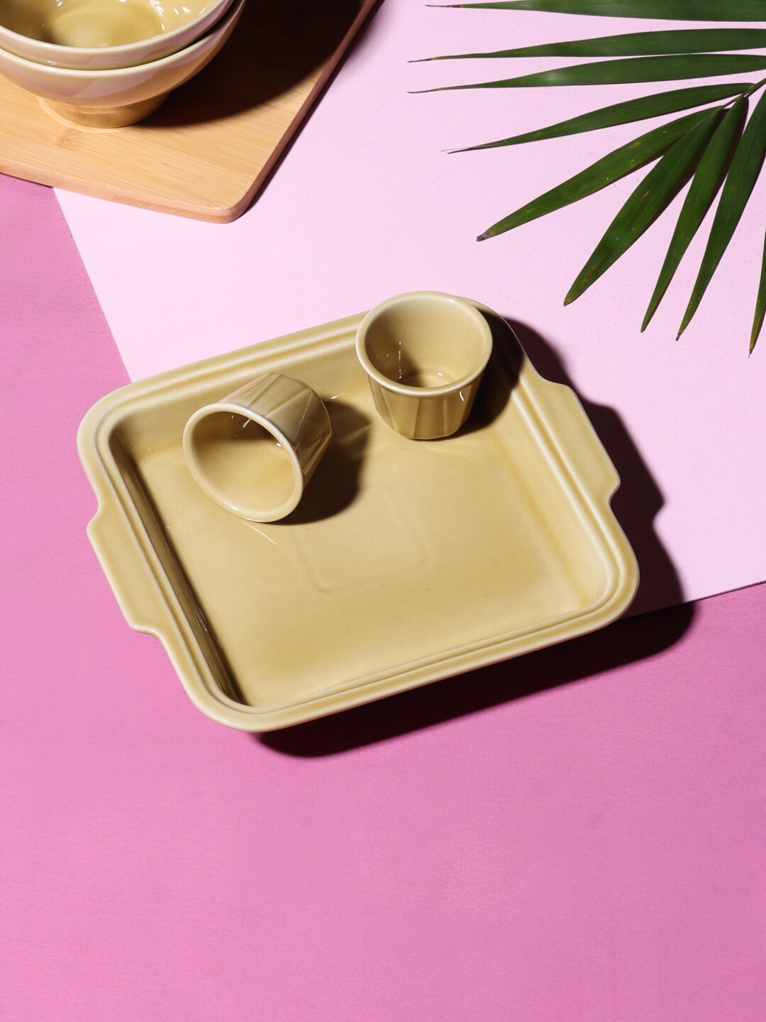 

SHAY Yellow Porcelain Glossy Burger Serving Plate with 2 Dip Bowls