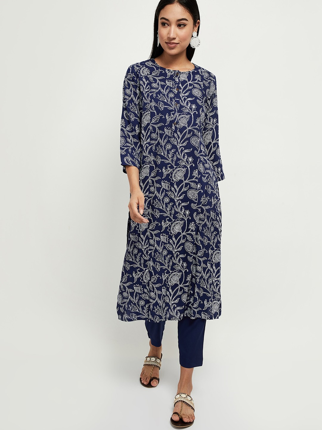

max Women Blue & White Floral Printed Kurta with Trousers