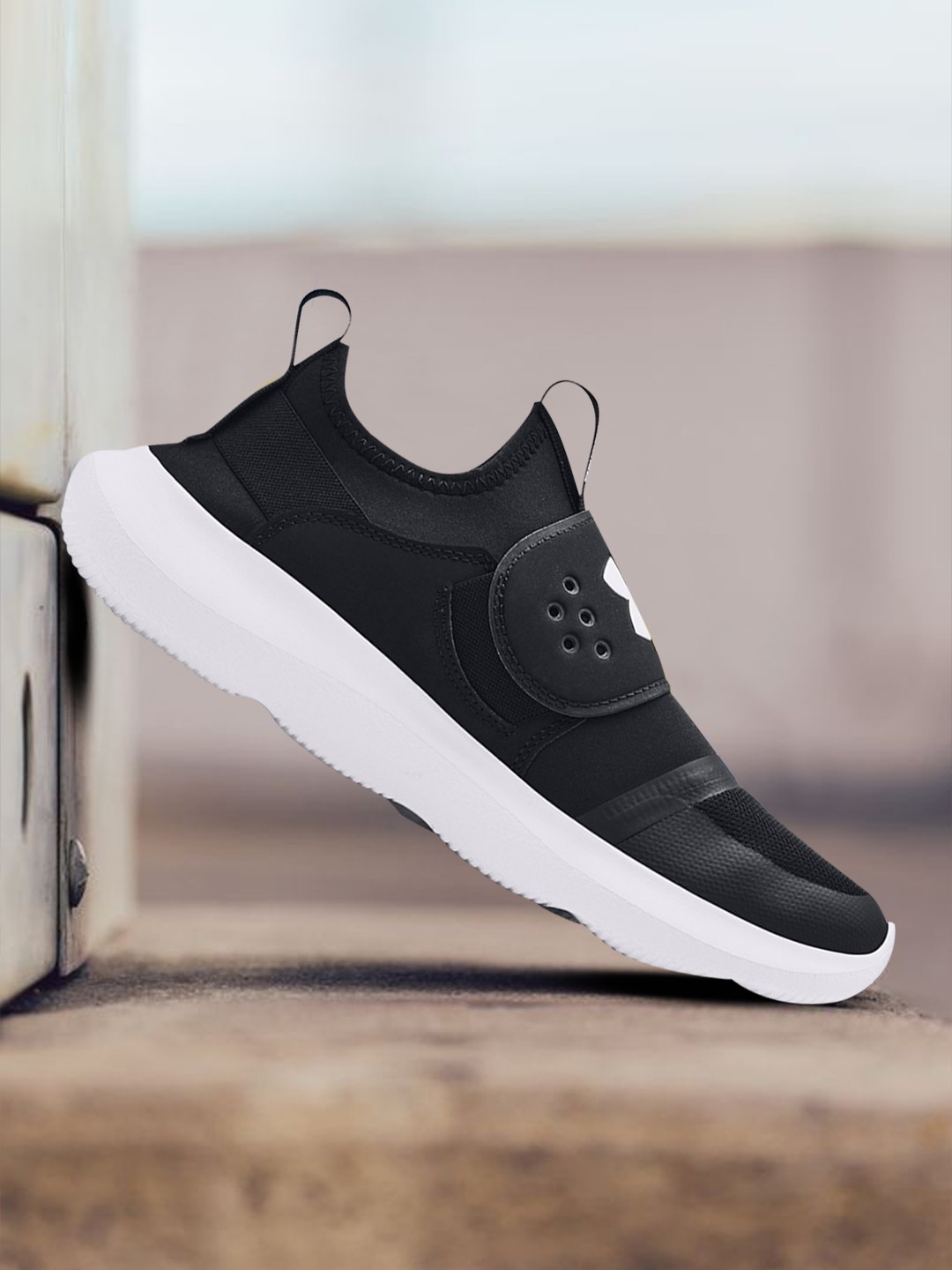

UNDER ARMOUR Men Black Runplay Running Shoes