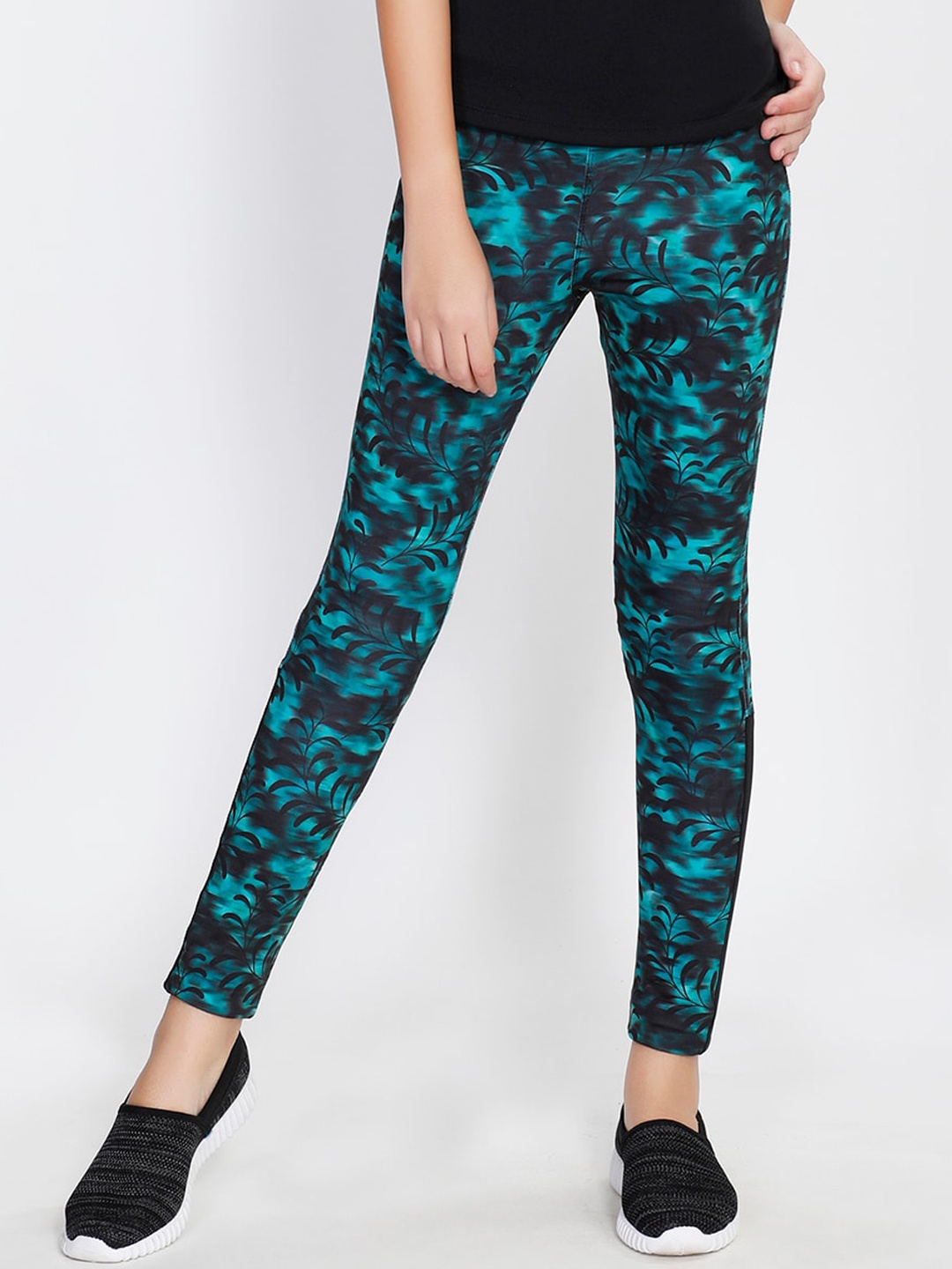 

Yogue Activewear Women Green & Black Printed Quick Dry Tights