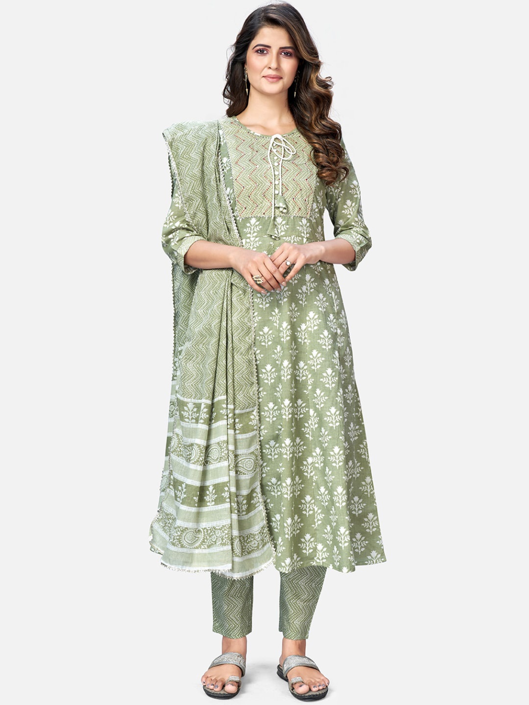 

Vbuyz Women Green Floral Printed Pure Cotton Kurta with Trousers & With Dupatta