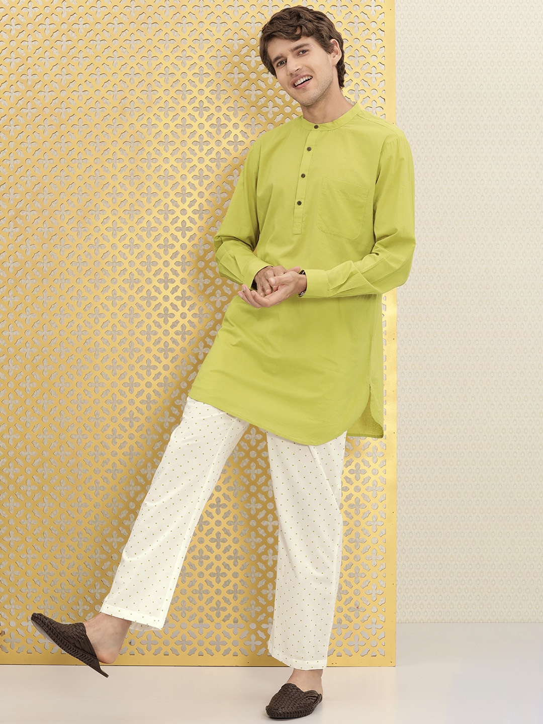 

Ode by House of Pataudi Men Green Pure Cotton Kurta with White Printed Trousers