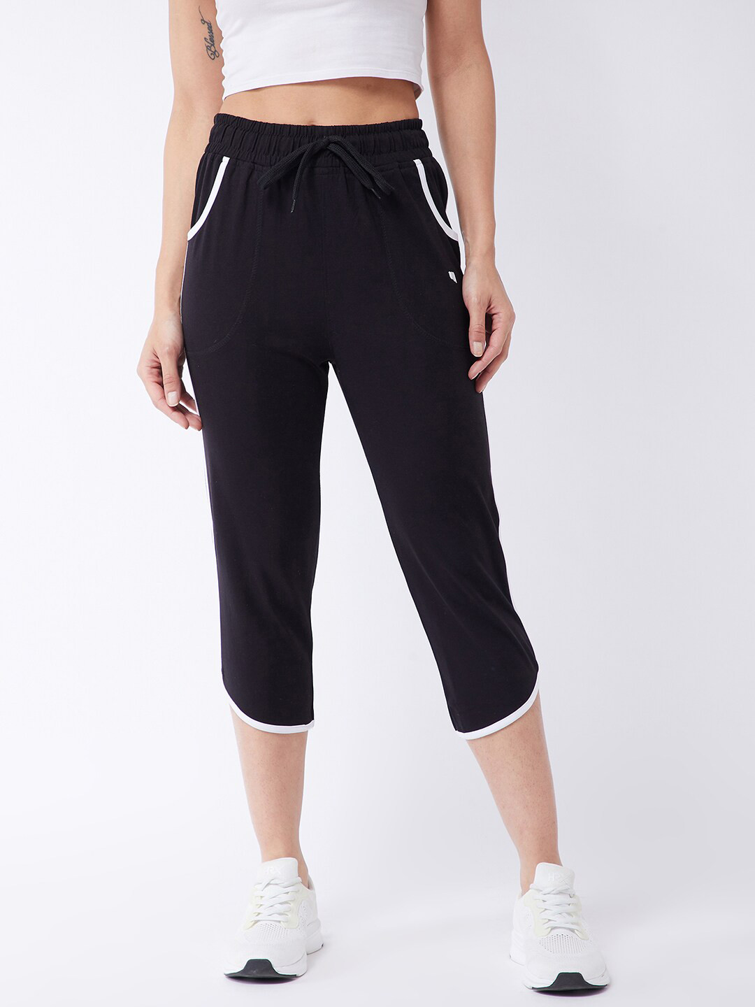 

Modeve Women Black Solid Regular-Fit Capris
