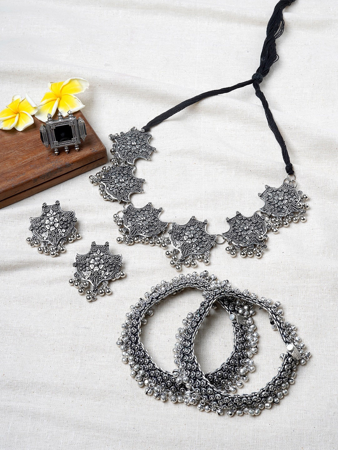 

TEEJH Women Oxidised Silver-Plated Ghungroo Beaded Jewellery Set with Anklet & Ring