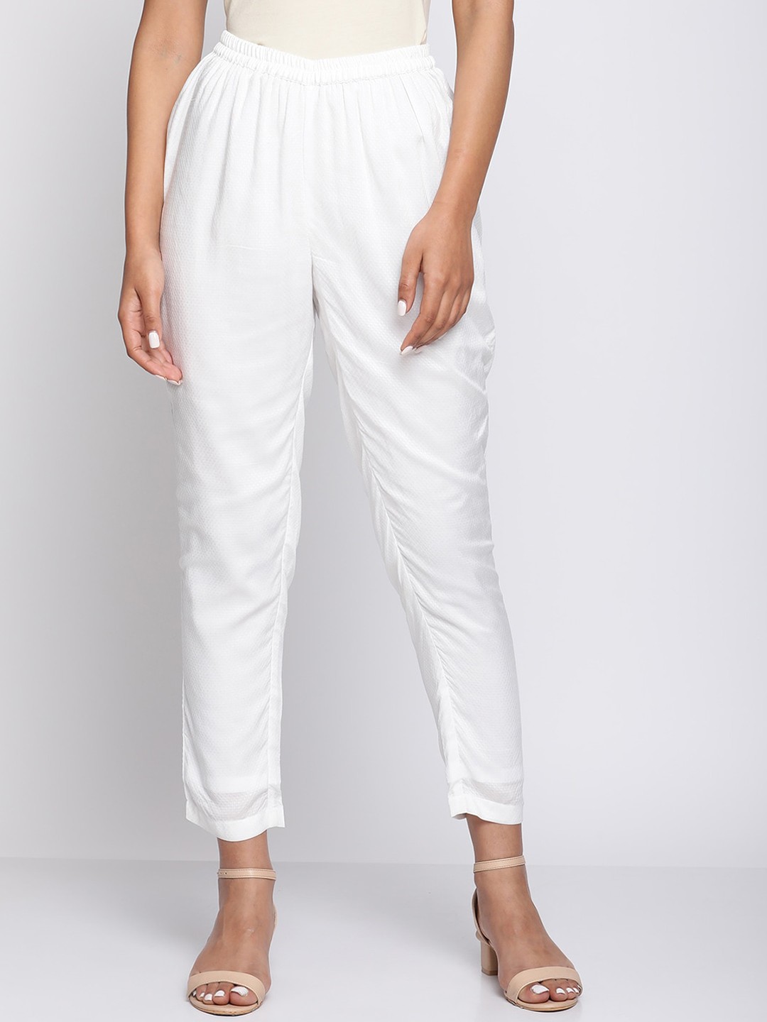 

trueBrowns Women White Relaxed Straight Leg Straight Fit Cropped Cotton Trousers