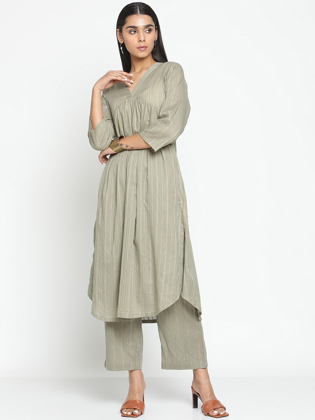 

trueBrowns Women Olive Green Striped Pure Cotton Kurta with Trousers