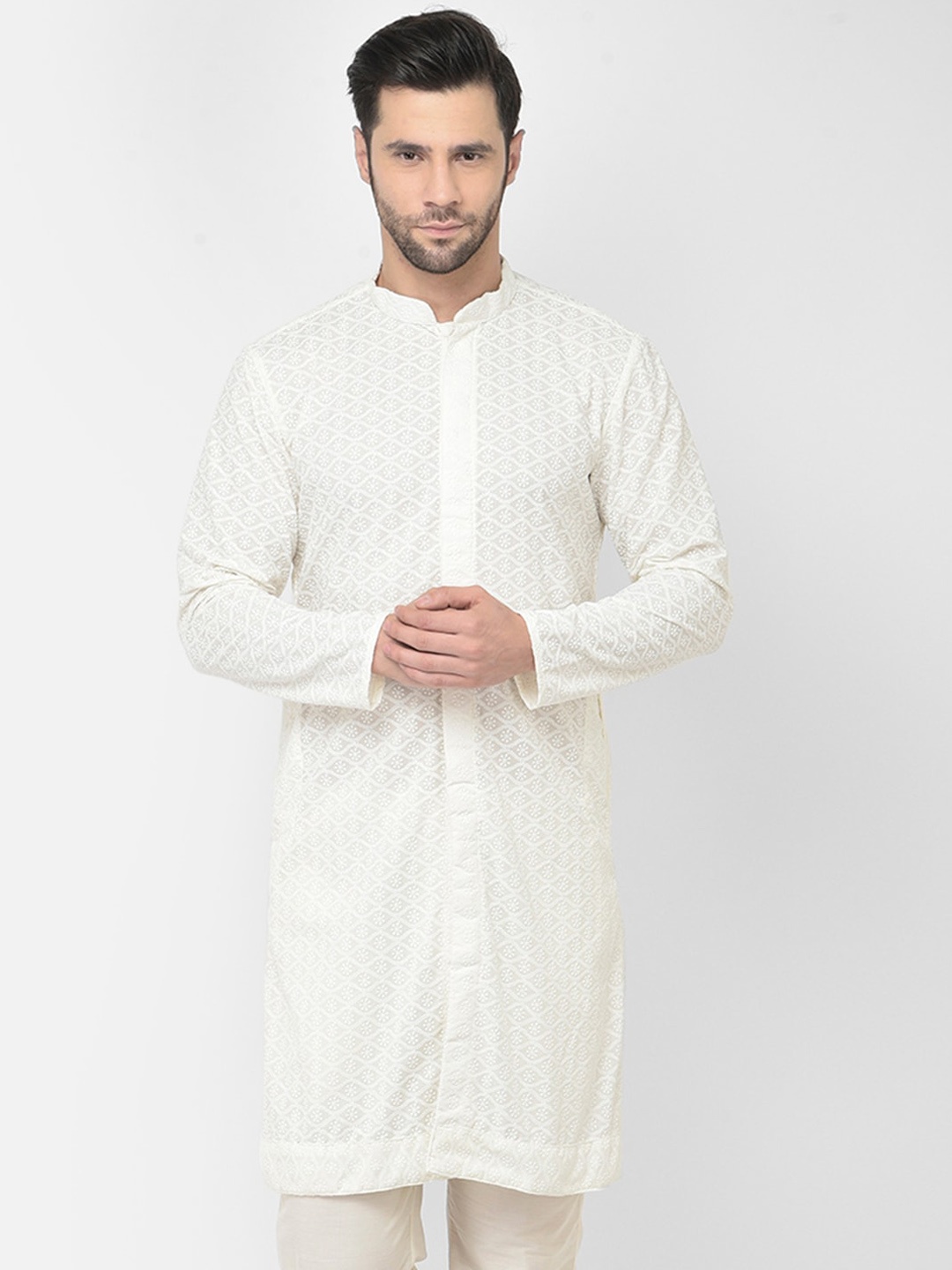 

DEYANN Men Off White Floral Embroidered Chikankari Kurta