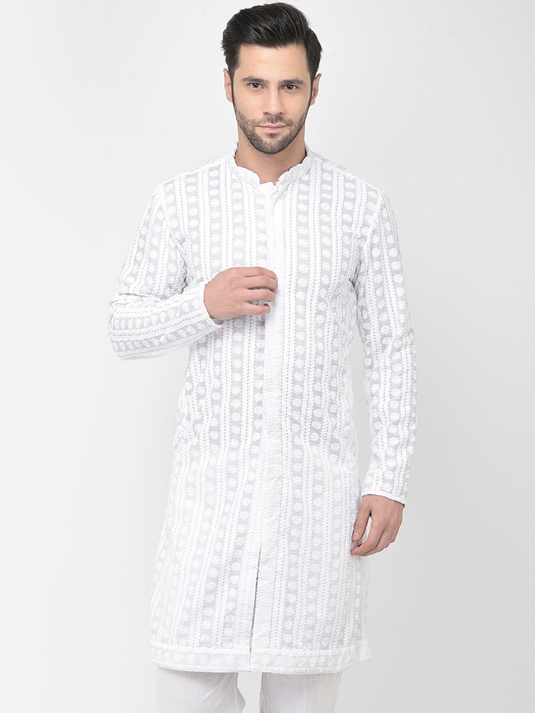

DEYANN Men White Floral Embroidered Chikankari Kurta