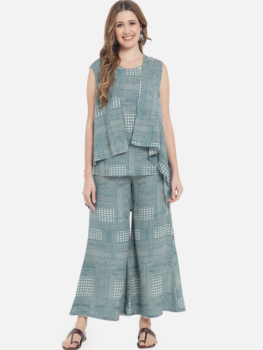 

Meeranshi Women Green & White Abstract Printed Co-Ords With Shrug
