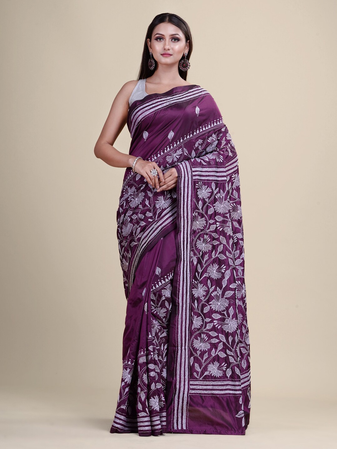 

Laa Calcutta Red & White Floral Kantha Work Silk Blend Handloom Saree
