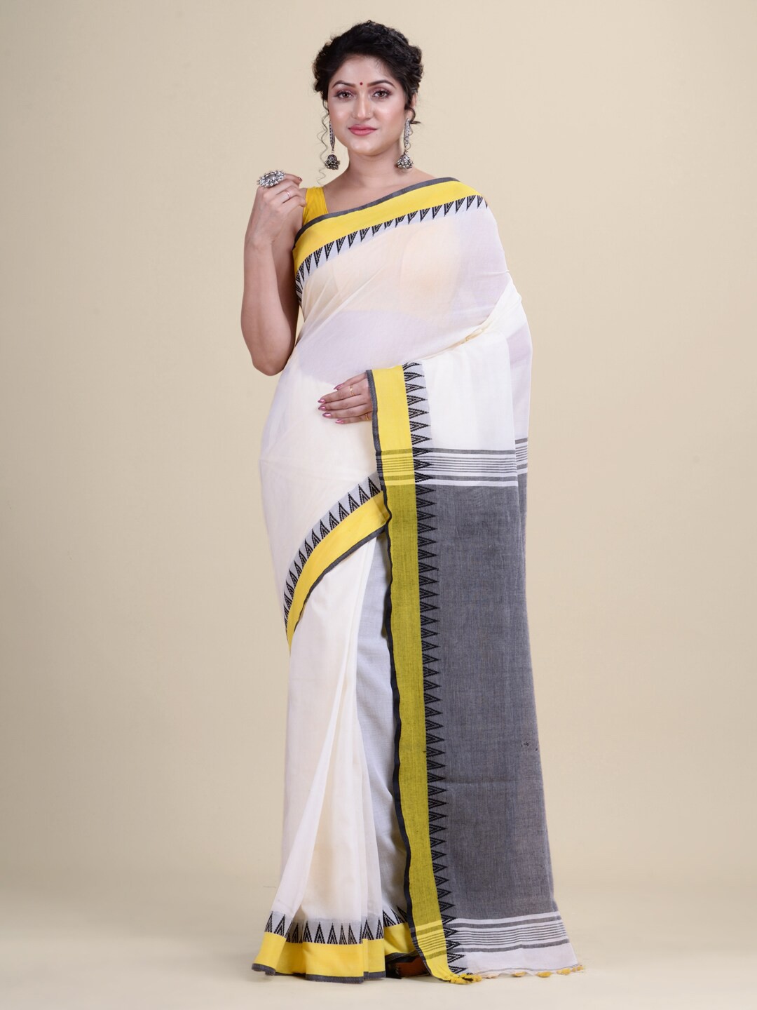 

Laa Calcutta Off White & Black Pure Cotton Silk Jamdani Saree