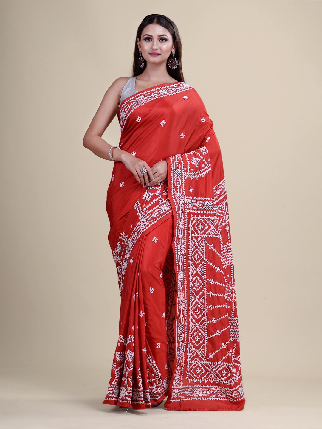 

Laa Calcutta Red & White Ethnic Motifs Kantha Work Silk Blend Saree