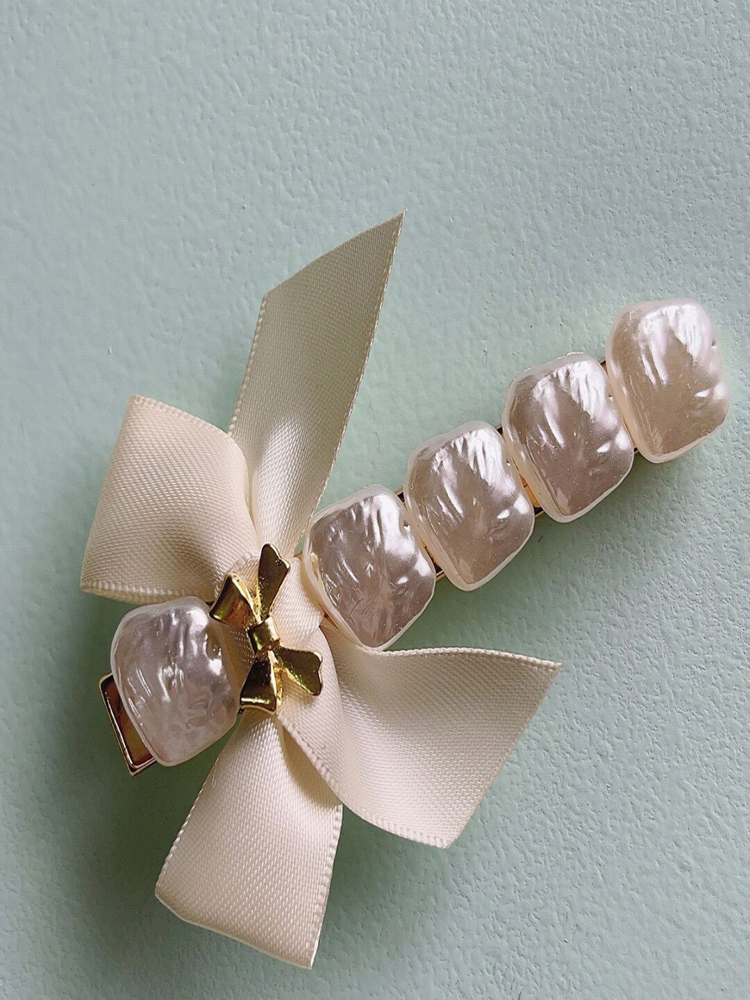 

AQUASTREET Women White & Rose Gold Embellished Alligator Hair Clip