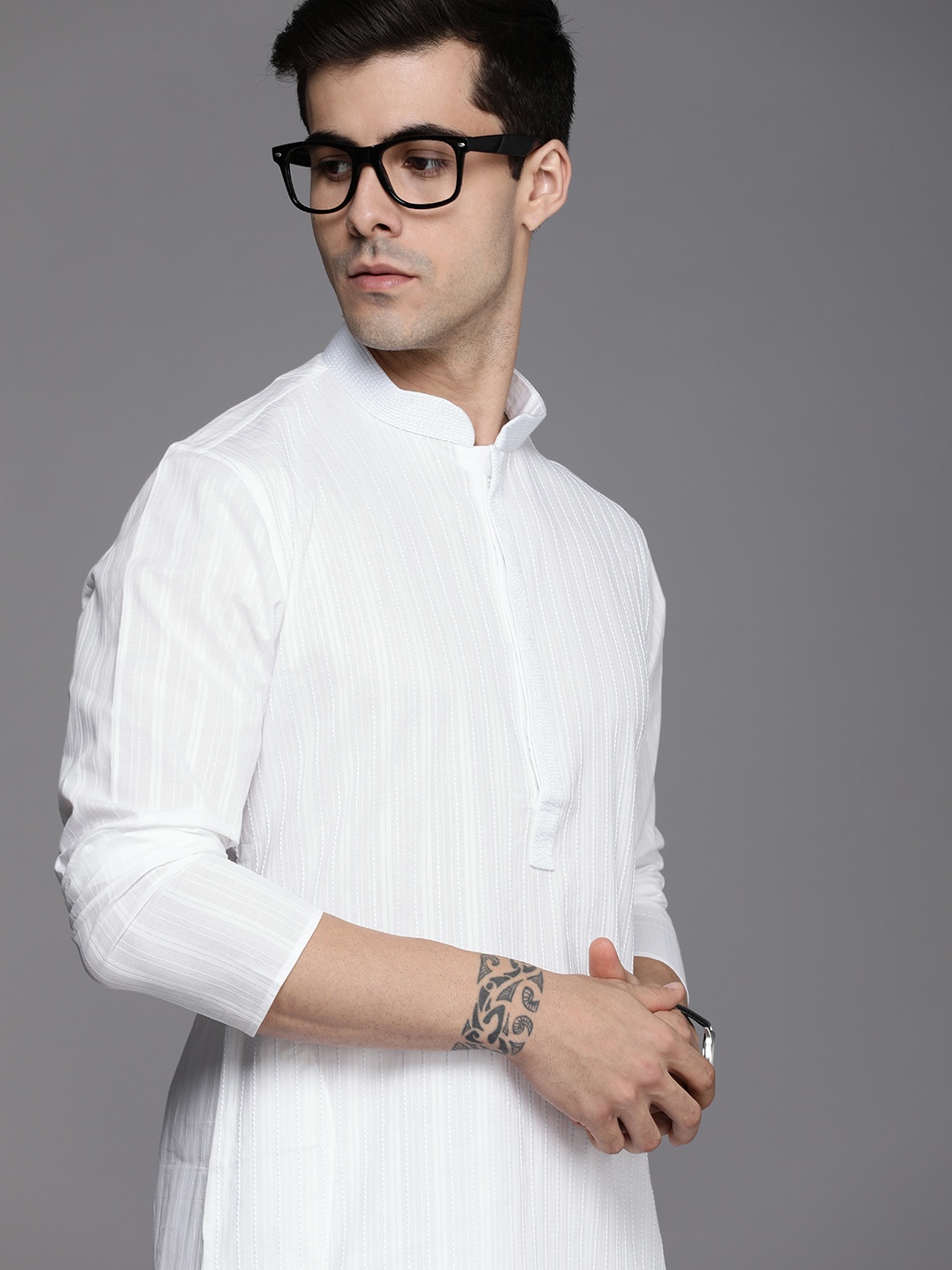 

Manyavar Men White Striped Gotta Patti Kurta with Pyjamas
