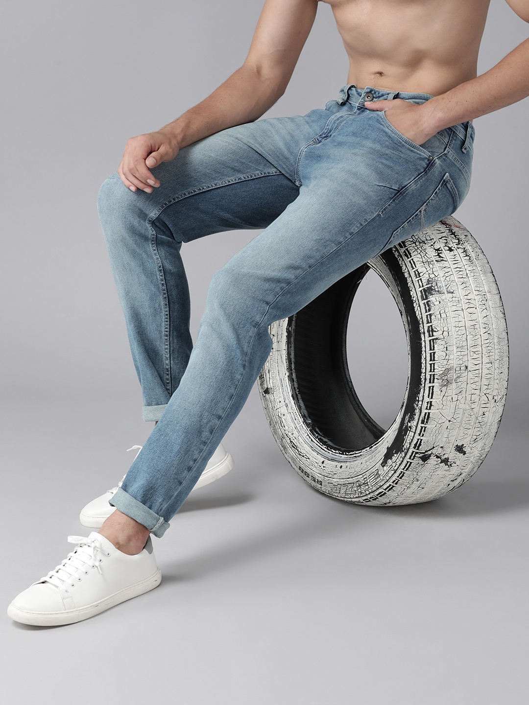 

The Roadster Lifestyle Co. Men Blue Slim Fit Light Fade Mid-Rise Stretchable Jeans