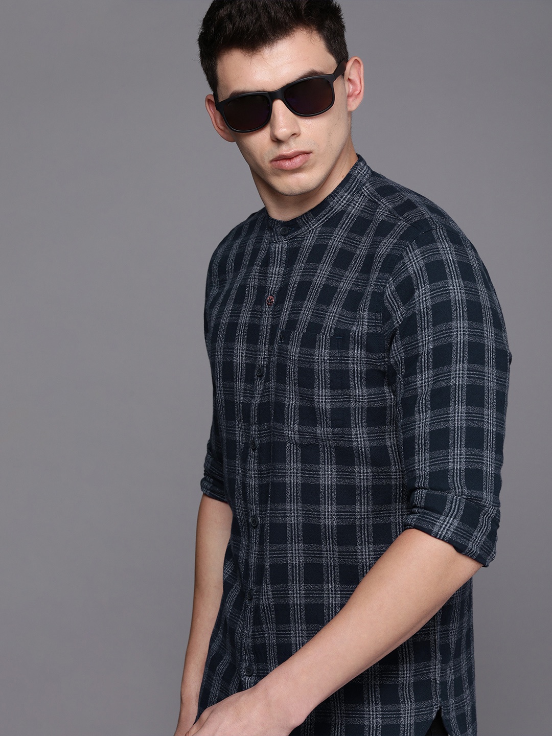 

WROGN Men Navy Blue & White Slim Fit Checked Casual Shirt