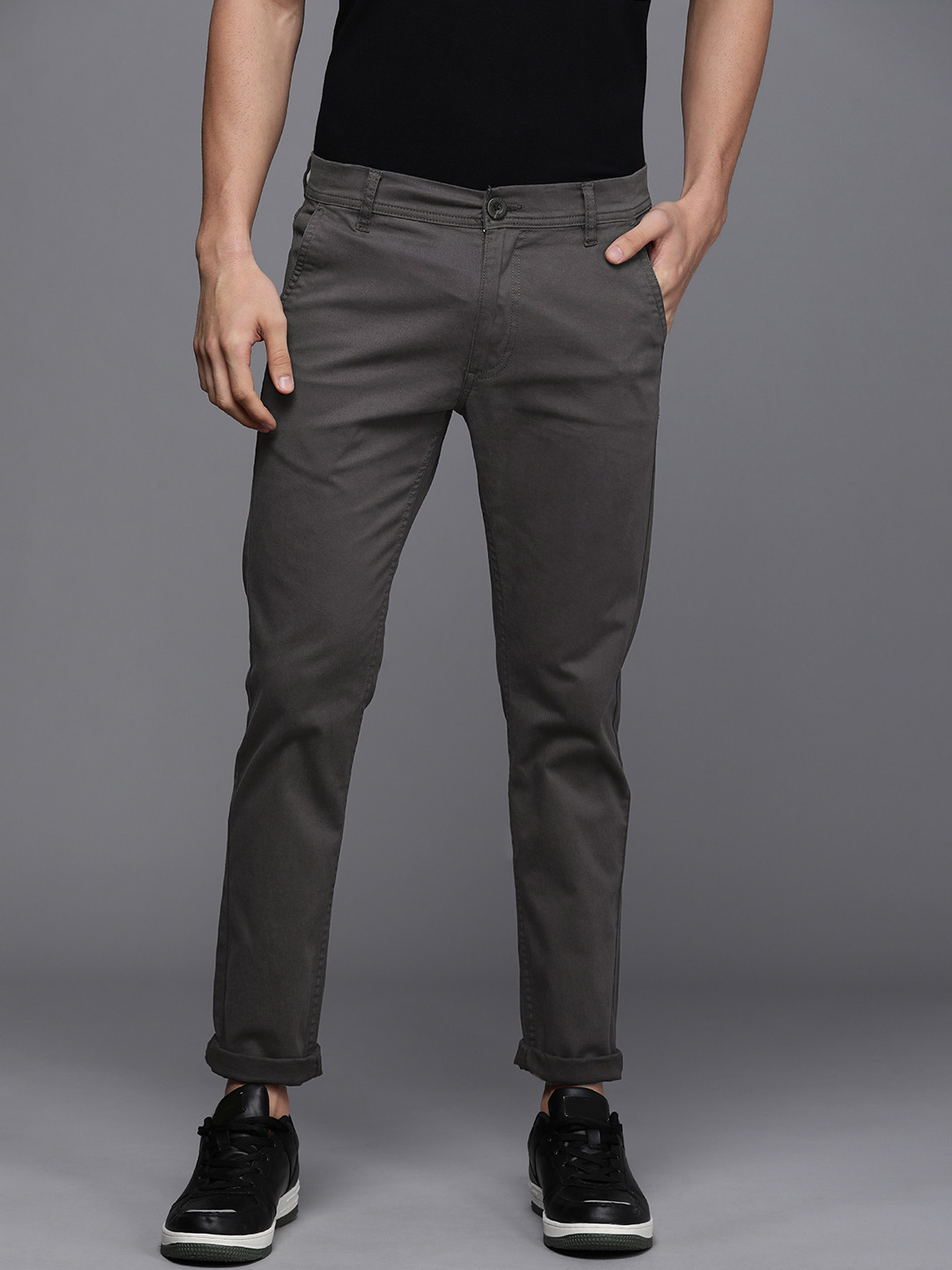 

WROGN Men Grey Solid Tapered Fit Mid-Rise Regular Trousers