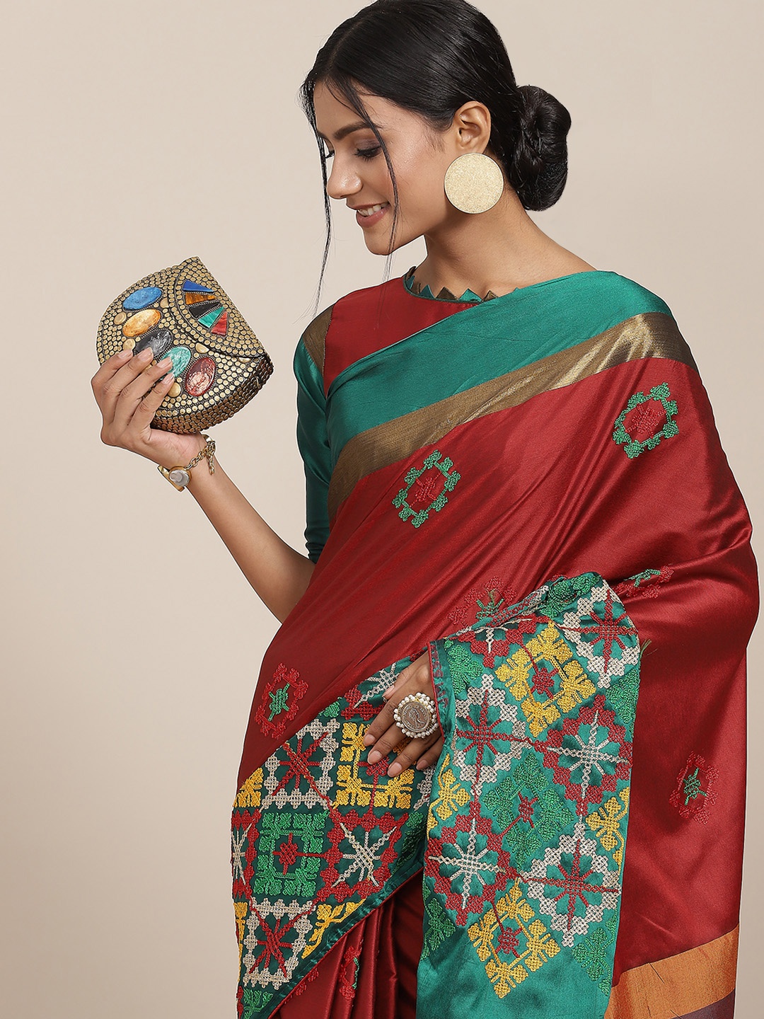 

SERONA FABRICS Red & Green Kutchi Embroidery Saree