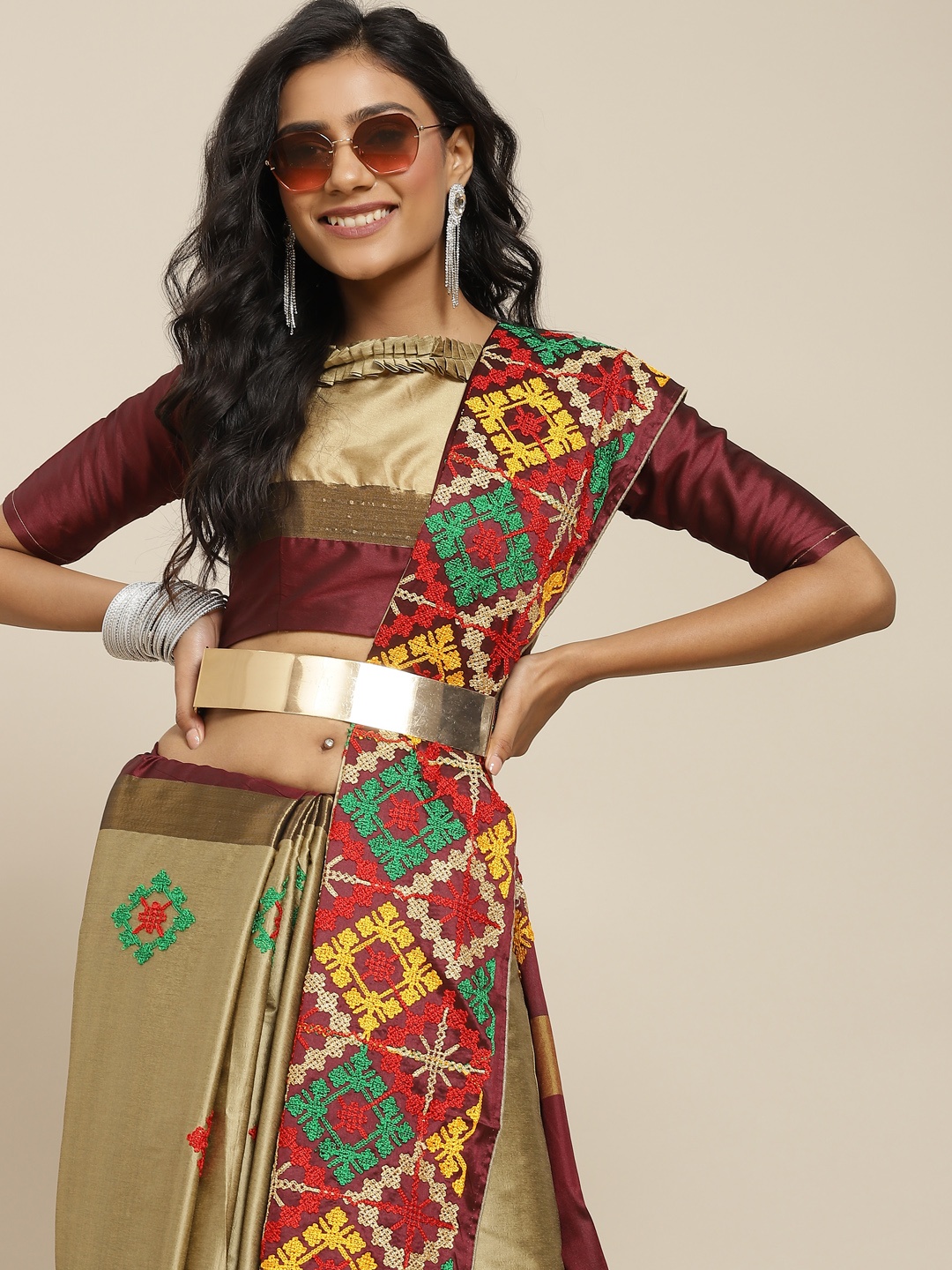 

SERONA FABRICS Cream-Coloured & Red Embellished Kutchi Embroidery Silk Cotton Saree