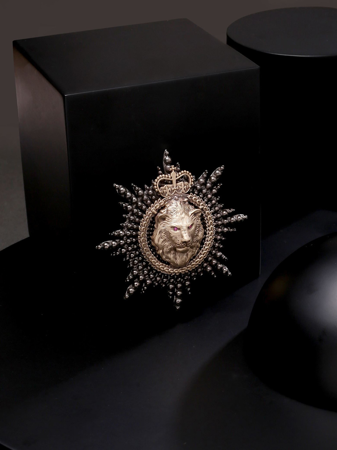 

COSA NOSTRAA Men Gold-Toned Mighty Lion Brooch
