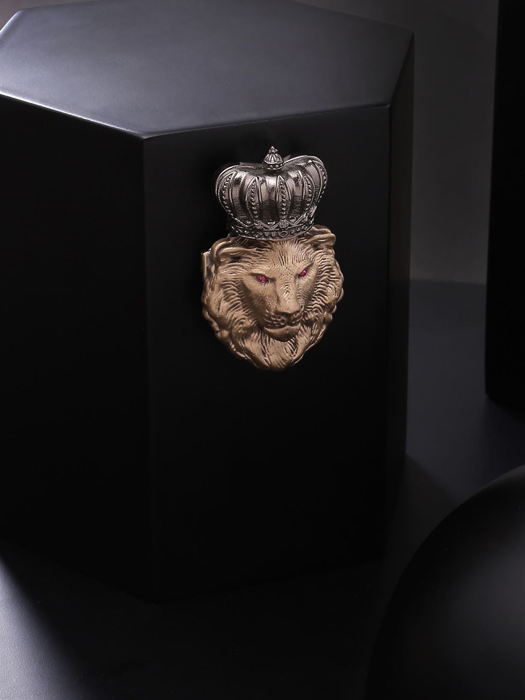 

COSA NOSTRAA Men Metallic The Royal Lion Brooch