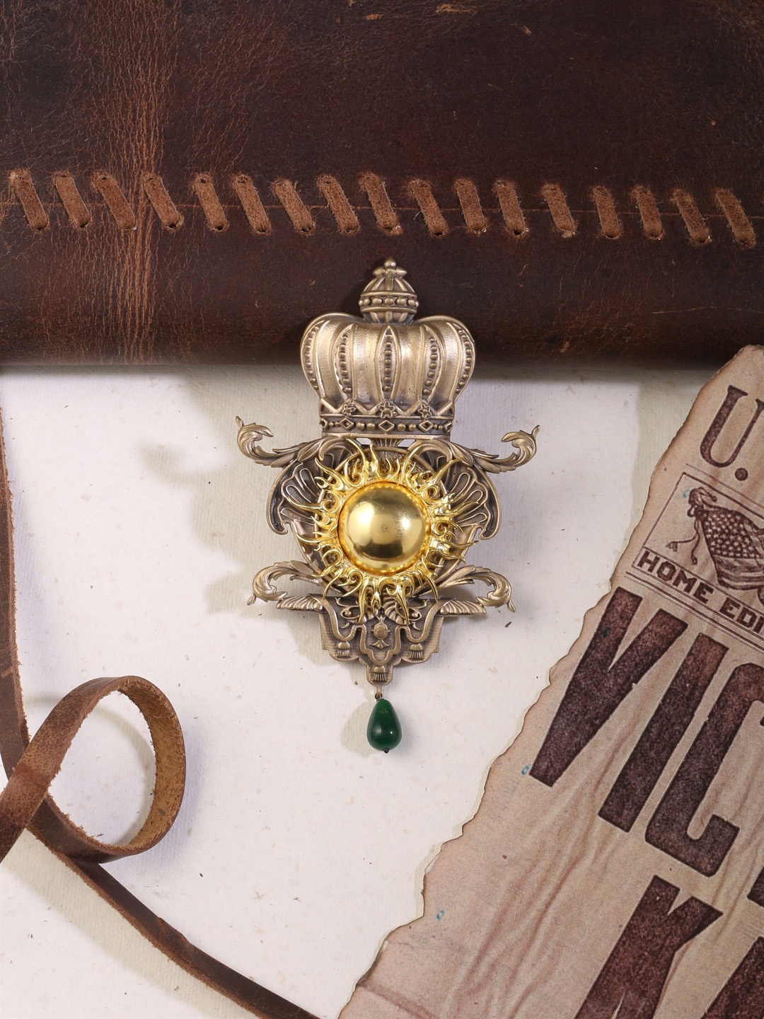 

COSA NOSTRAA Men Gold-Toned & Green Textured The Clock Brooch