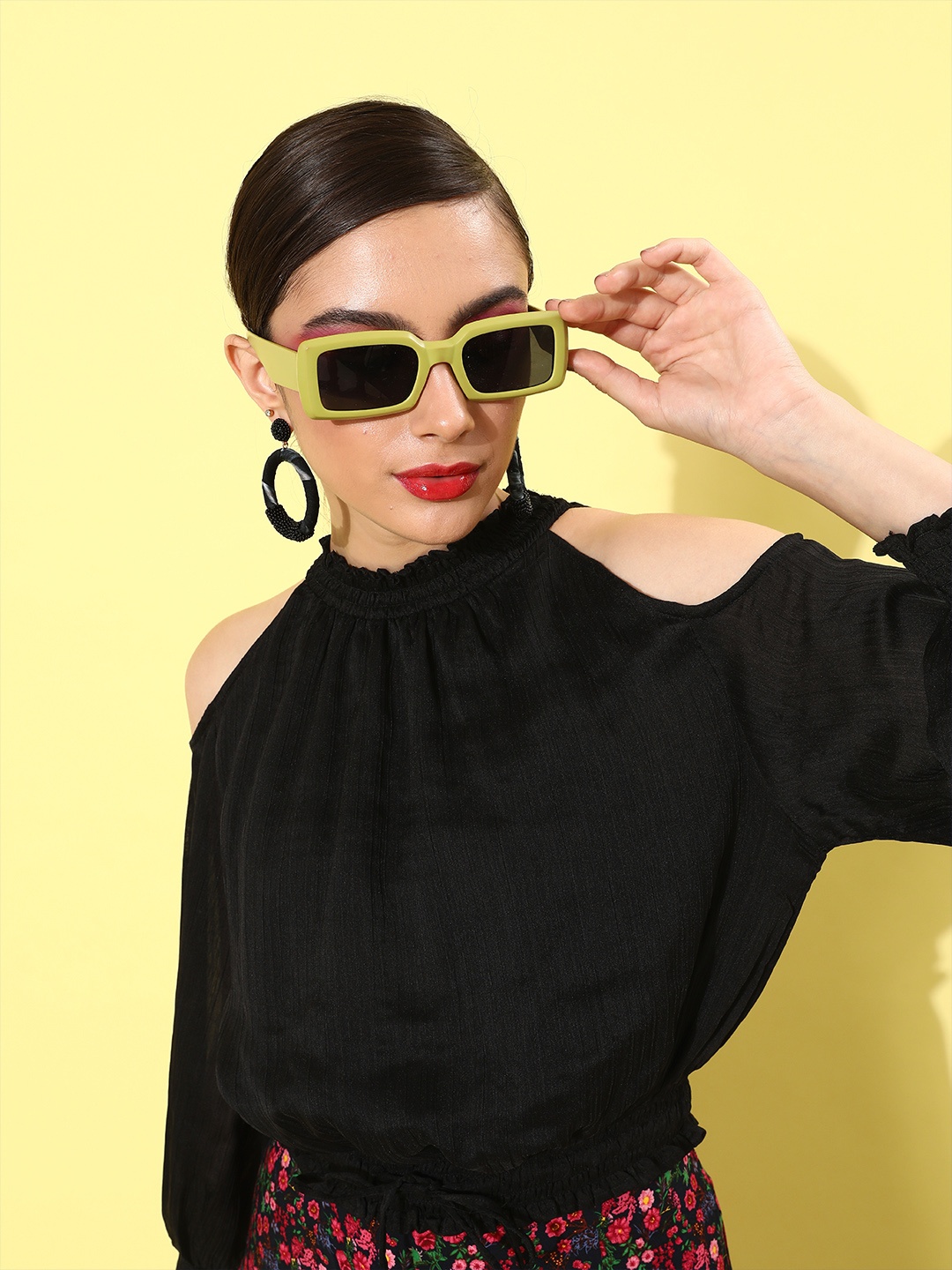 

Zastraa Women Stunning Black Solid Twist & Knot Top