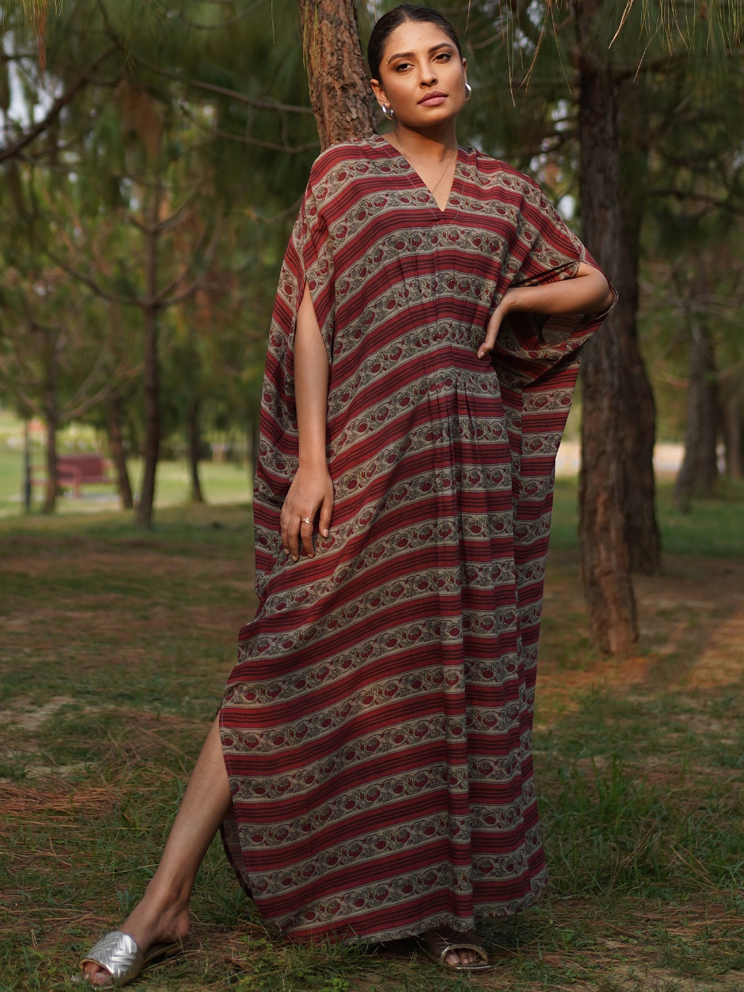 

Women Pink Floral Motifs Printed Mukaish Chanderi Silk Kurta, Maroon