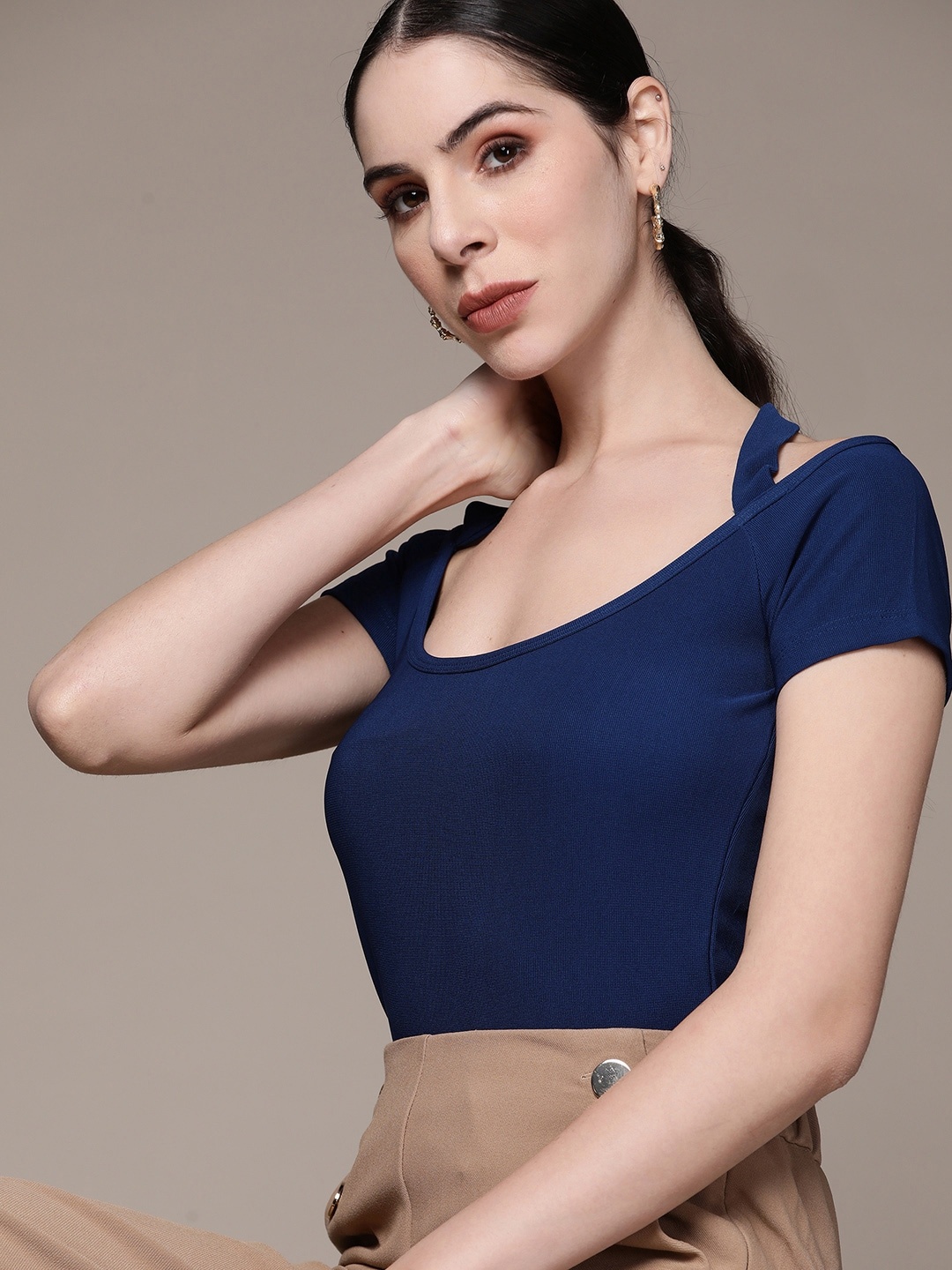 

bebe Women Daylight Blue All Day Solid Fitted Top, Navy blue