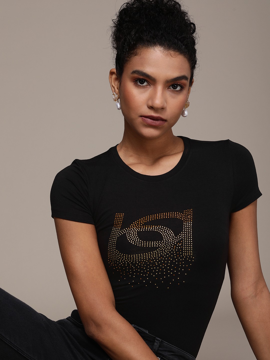 

bebe Women Black Essential Embellished T-shirt
