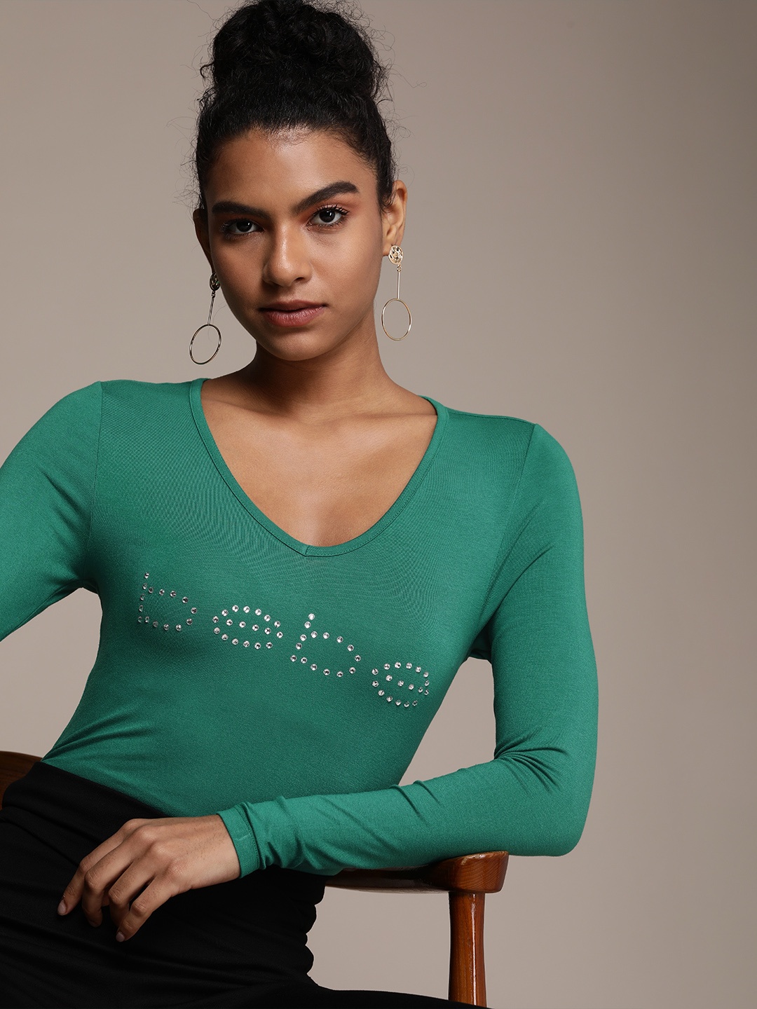 

bebe Women Aventurine Essential Brand Logo Printed V-Neck Slim Fit T-shirt With Beads, Green