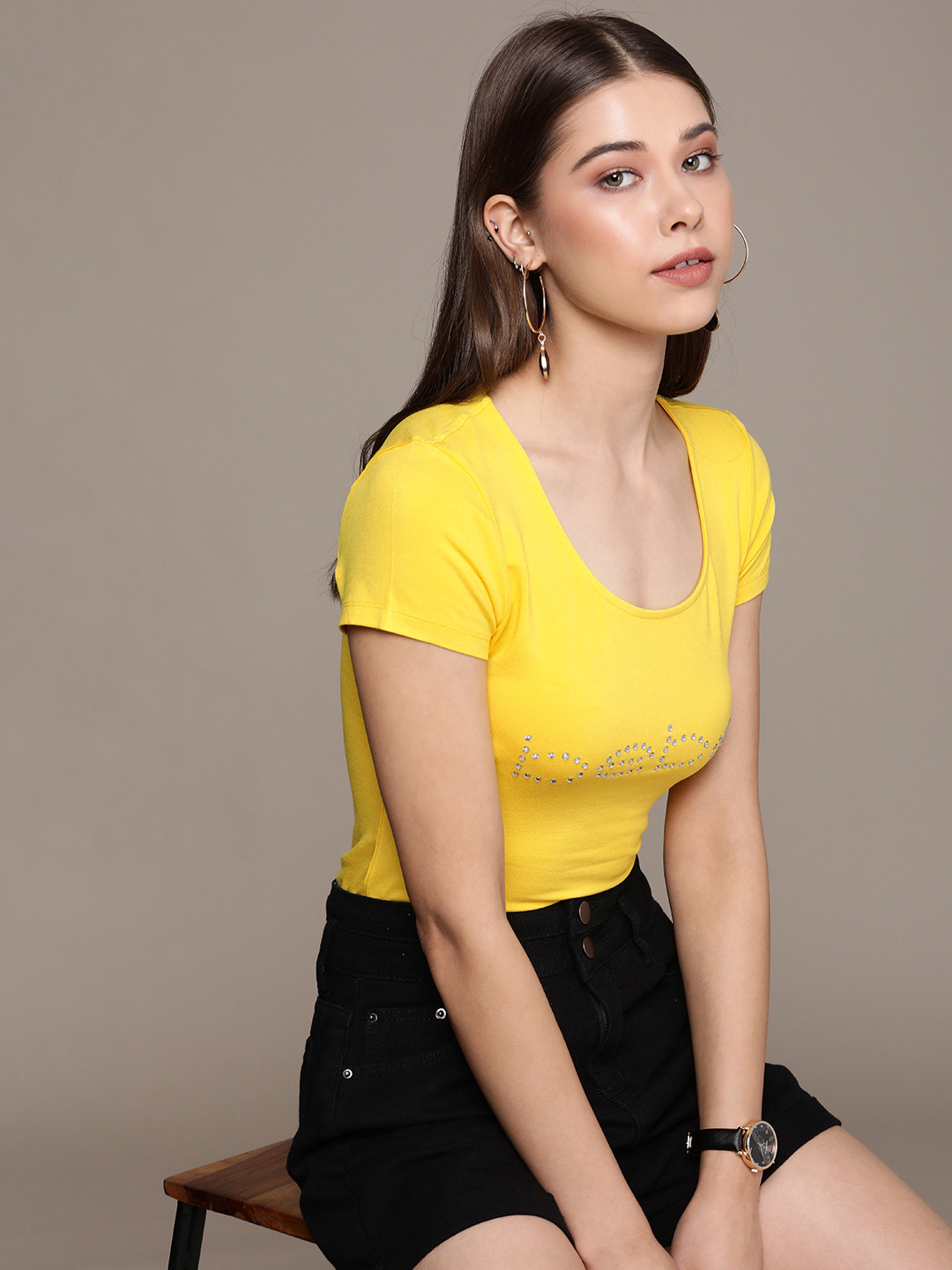 

bebe Women Daisy Daze Essential Solid Beads & Stones Detailing Slim Fit Casual T-shirt, Yellow
