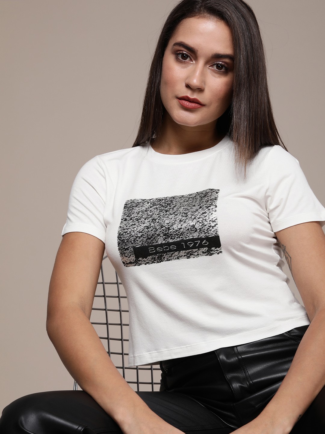 

bebe Women Egret & Black Season Staple Brand Logo Print T-shirt, Off white