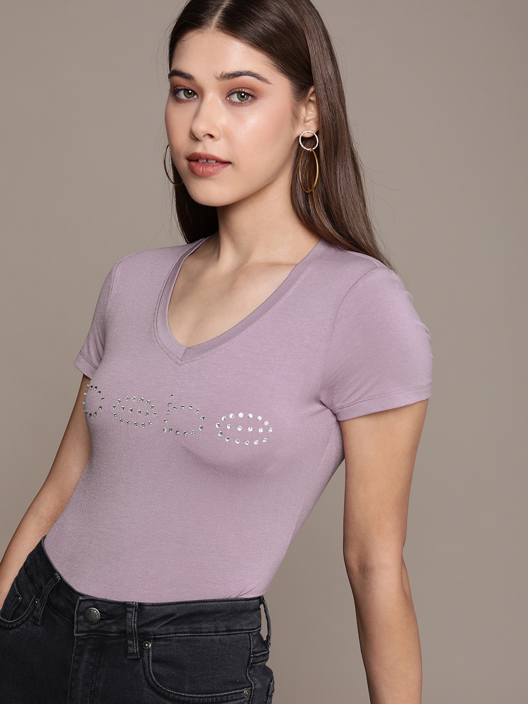 

bebe Women Elder Berry Essential V-Neck Embellished T-shirt, Mauve