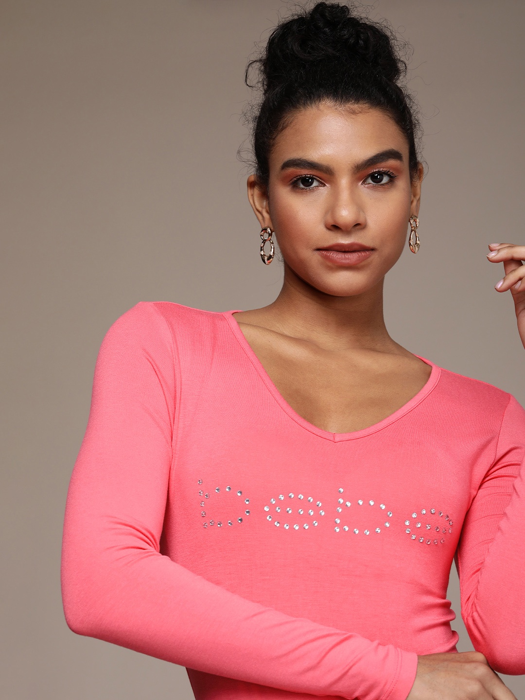 

bebe Women Paradise Coral Essential Brand Logo Embellished V-Neck T-shirt