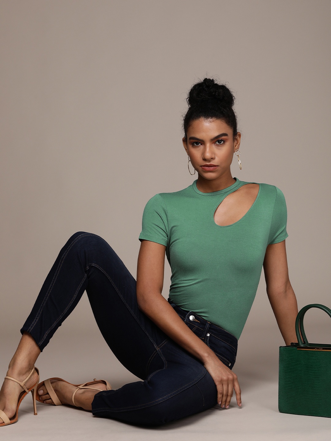 

bebe Women Shaded Spruce Essential Solid Cut-Out Detail T-shirt, Green