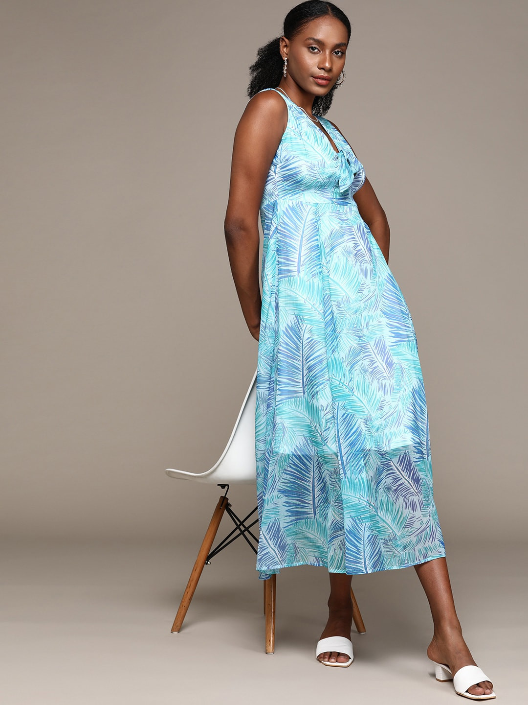 

bebe Women Coastal Shade & Sea Green Holiday Tropical A-Line Midi Dress, Blue