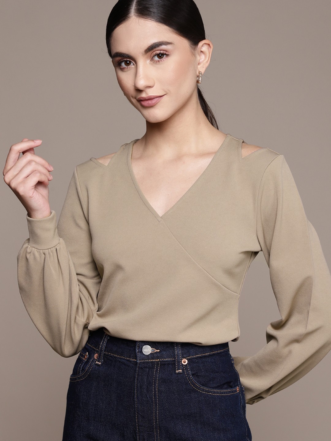 

bebe Women Elder Berry AM-PM Solid Cut-Out Detail Top, Taupe