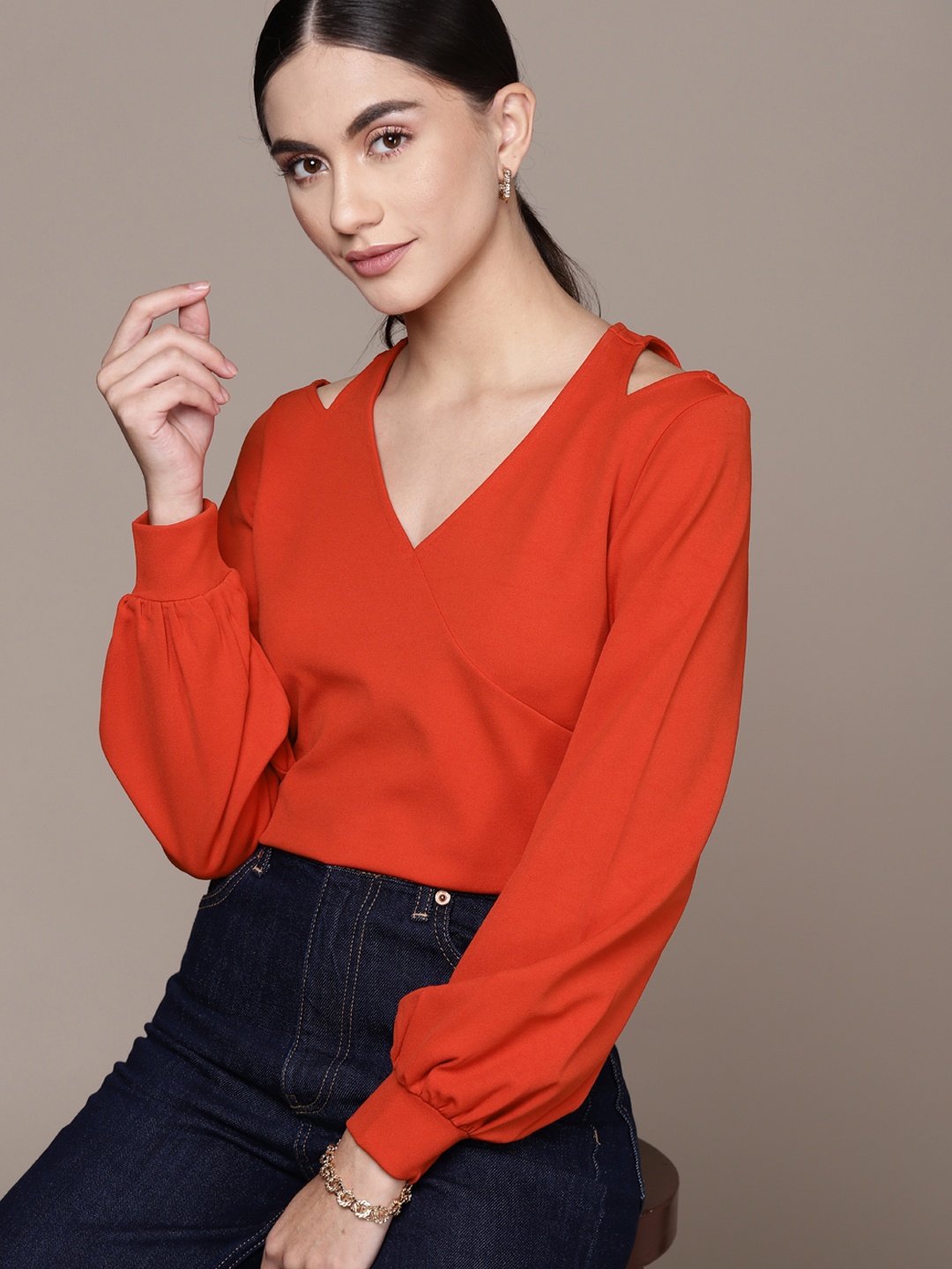 

bebe Women Fire Whirl AM-PM Solid Cut-Out Detail Top, Red