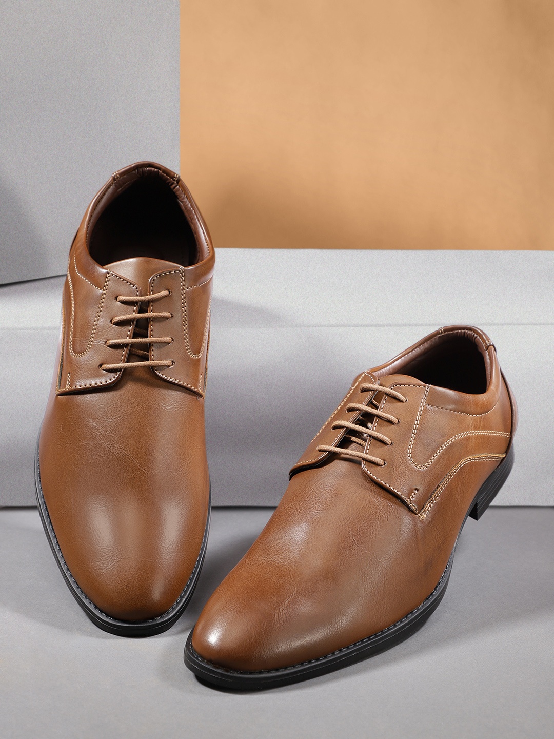 

INVICTUS Men Tan Brown Solid Formal Derbys