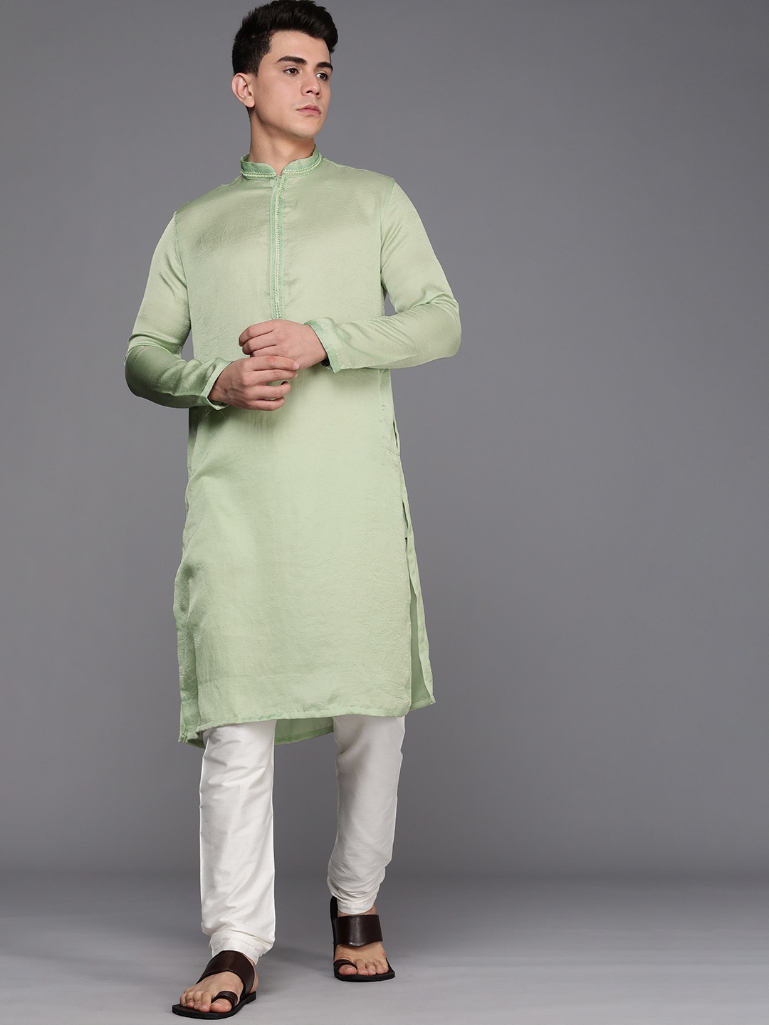 

Manyavar Men Green Solid Thread Work Detail Kurta with Pyjamas
