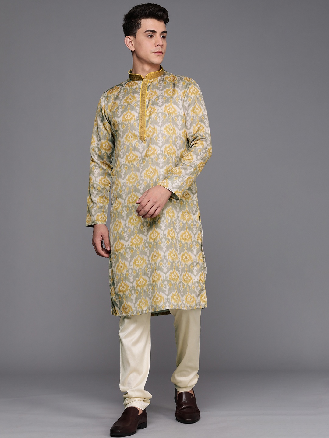 

Manyavar Men Grey Ethnic Motifs Printed Kurta with Churidar