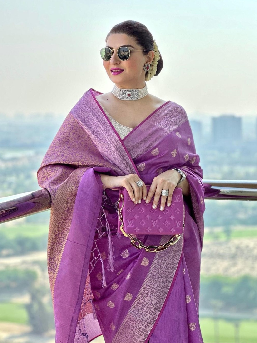 

BEATITUDE Purple & Gold-Toned Woven Design Zari Silk Blend Banarasi Saree