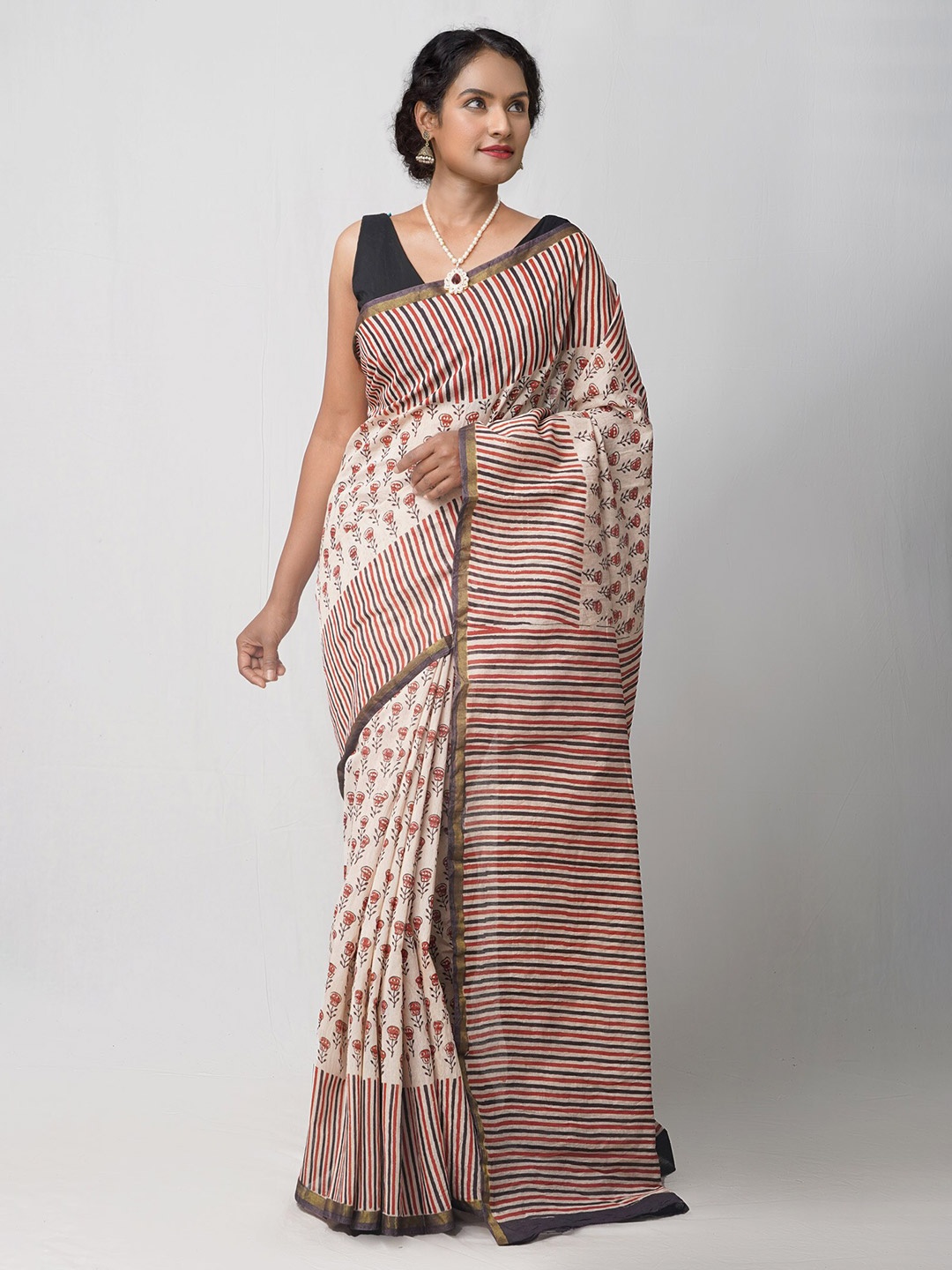 

Unnati Silks Beige & Black Floral Zari Silk Cotton Chanderi Saree