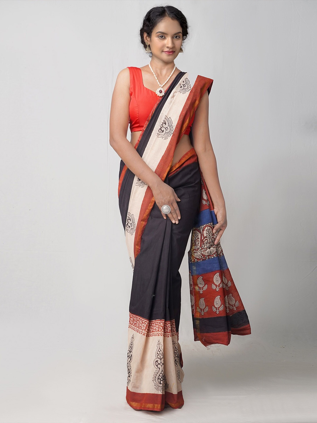 

Unnati Silks Black & Gold-Toned Ethnic Motifs Zari Silk Cotton Chanderi Saree